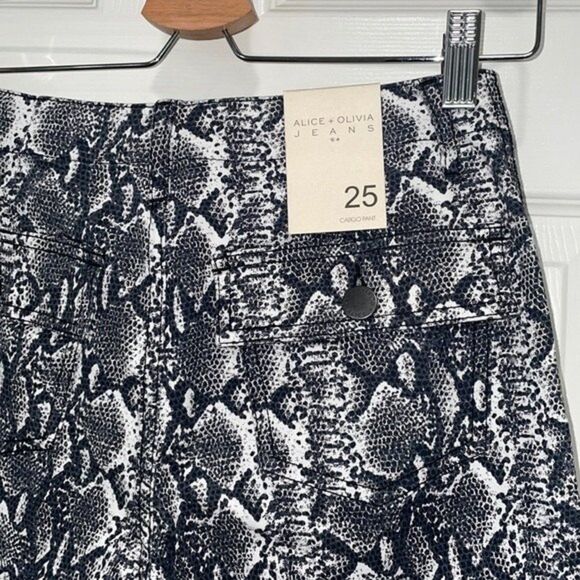 Alice + Olivia Jadon Snake Printed Cargo Pants Size 25 - Picture 10 of 12